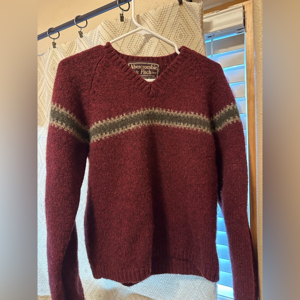 Abercrombie & Fitch Men's Maroon V-Neck Sweater